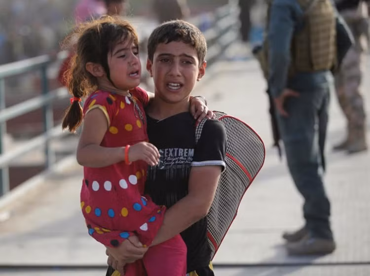 Trong cơn chạy loạn, nhiều đứa trẻ bị lạc không tìm thấy người thân.