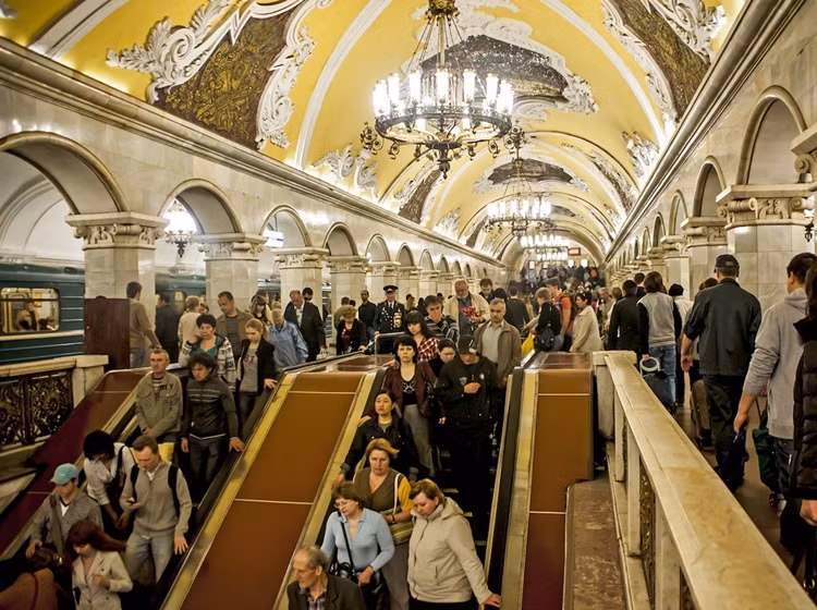 Công việc xây dựng tuyến tàu điện ngầm đầu tiên ở Moscow bắt đầu vào tháng 11/1931 và đến ngày 15/5/1935 đã khai trương 13 nhà ga đầu tiên. Trong 80 năm qua, hệ thống tàu điện ngầm Metro Moscow đã vận chuyển gần 145 tỷ lượt hành khách.