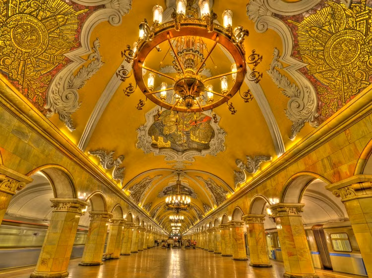 Các ga Metro Moscow được xây dựng như "Cung điện nhân dân" và các nhà ga được xây dựng vào cuối những năm 1930 gây ấn tượng lớn nhất.