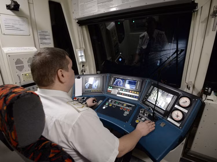 Hệ thống tàu điện ngầm Moscow (Metro Moscow) có 46.000 nhân viên, trong đó 4.300 người lái tàu điện ngầm.