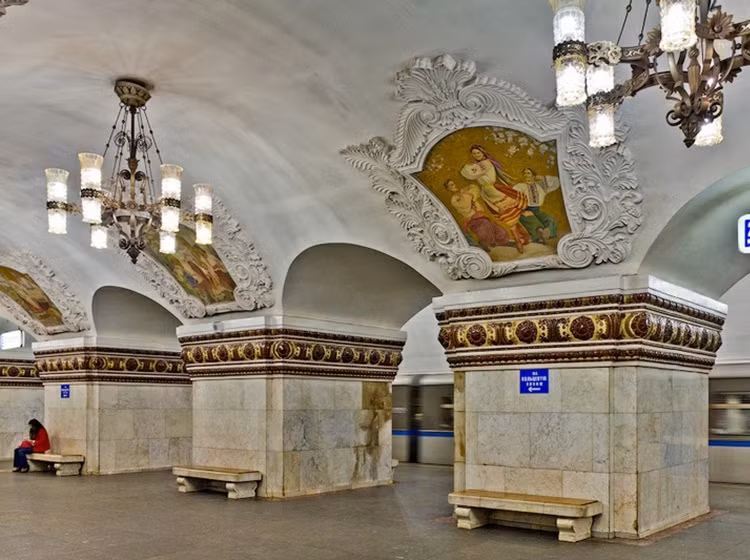 Metro Moscow không chỉ là hệ thống giao thông công cộng mà còn là một thế giới độc đáo với các truyền thuyết đương đại. Trong Thế chiến II, hệ thống tàu điện ngầm này là nơi trú ẩn của hàng chục vạn cư dân Moscow.