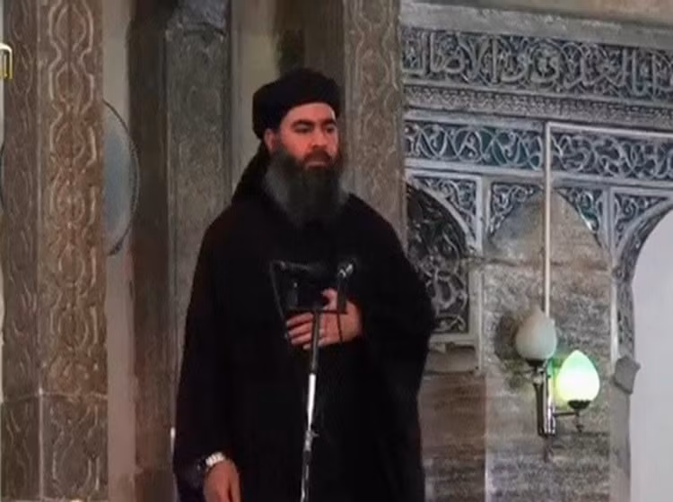 Trên cương vị “Giáo chủ áo xám” đứng ở hậu trường giật dây, Haji Bakrs đã tìm cách đưa Abu Bakr al-Bagdadi lên lãnh đạo Nhà nước Hồi giáo IS.