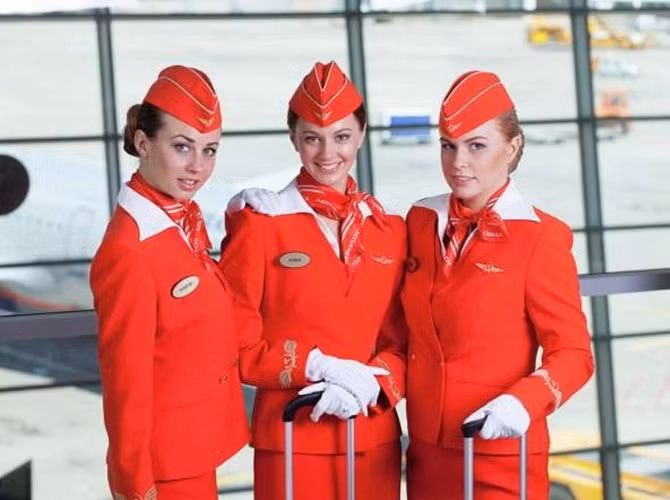 Sự kết hợp màu sắc sống động với găng tay trắng, áo đỏ, mũ và khăn quàng cổ tạo nên nét độc đáo cho bộ trang phục của nữ tiếp viên hàng không Nga.