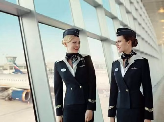 Họ cũng rất duyên dáng trong trang phục sẫm màu.