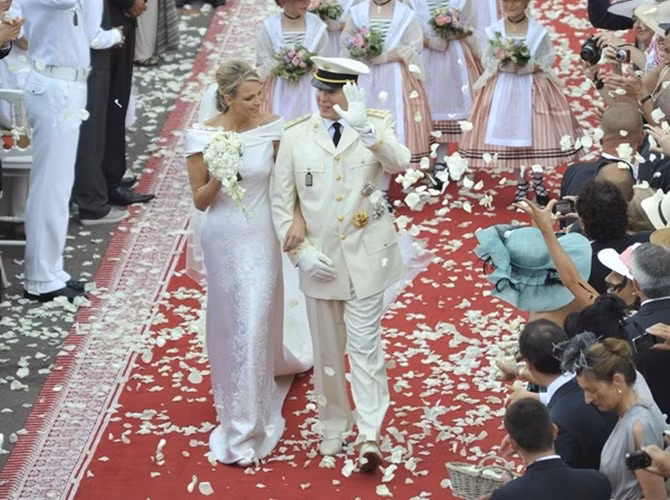 Hoàng tử Albert II của Monaco kết hôn cùng bạn gái Charlene Wittstock người Nam Phi tại Cung điện Place du Palais vào ngày 2/7/2011. Đám cưới Hoàng gia Monaco này có sự tham dự của khoảng 3.500 khách mời đến từ khắp nơi trên thế giới.