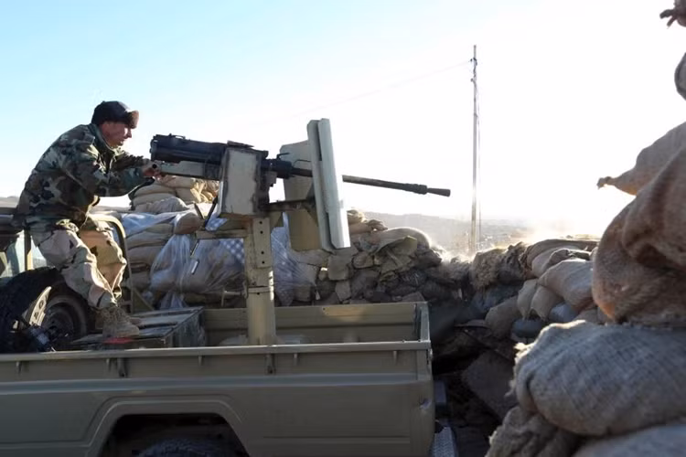 Chiến binh người Kurd nã đạn về phía phiến quân IS.