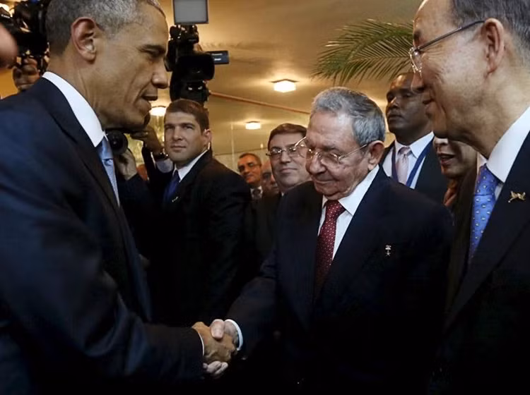 Tổng thống Obama và Chủ tịch Raul Castro bắt tay nhau ngày 10/4 tại Hội nghị thượng đỉnh Panama, một cử chỉ tượng trưng cho việc nối lại quan hệ giữa Mỹ và Cuba.