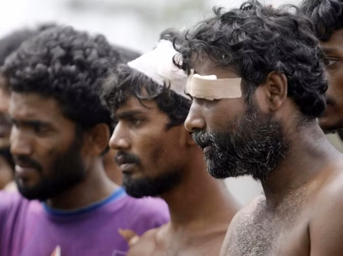 Tại Bangladesh, người Rohingya sống trong cảnh cùng quẫn, không có giấy tờ tùy thân, không có tương lai và cũng chẳng có công ăn việc làm. Người tị nạn Rohingya đến từ Bangladesh trong trại tị nạn Kuala Langsa, Aceh.