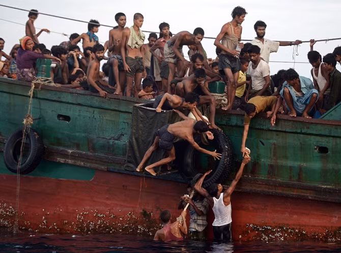 Nhiều người tị nạn Rohingya không tìm được chốn dung thân và bị "ném qua ném lại" ở Đông Nam Á. Trong ảnh: Trực thăng Thái Lan thả đồ ăn xuống cho người tị nạn Rohingya đang chen chúc trên một con tàu.