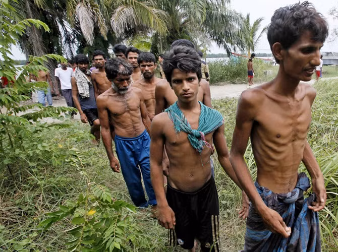 Rohingya là một nhóm dân Hồi giáo sống chủ yếu ở Myanmar. Tại Myanmar, họ buộc phải lao động cưỡng bức, không có quyền sở hữu đất đai. Trong ảnh: Những người tị nạn Rohingya trong trại tị nạn Kuala Langsa, Aceh, Indonesia.