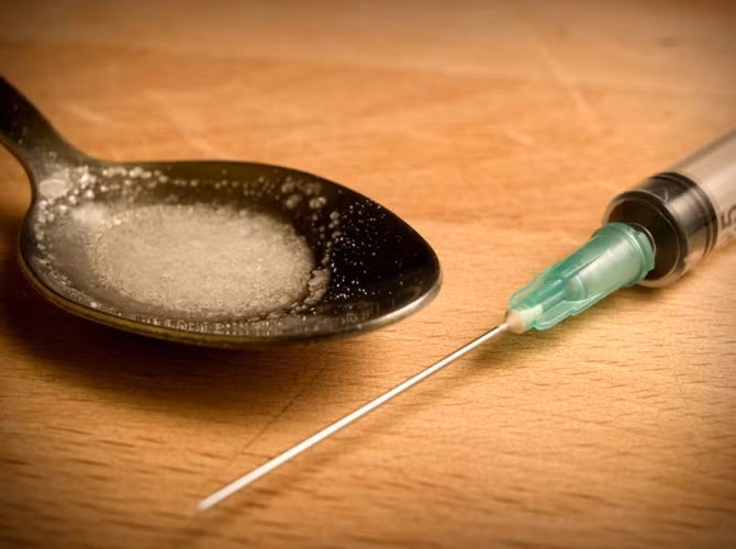 3. Heroin: Heroin gây nghiện rất cao và nguy hiểm. Ban đầu heroin tạo ra để giúp chữa bệnh người nghiện morphine, nhưng nay nó đã trở thành "ma túy có sức tàn phá nhất thế giới". Afghanistan là quốc gia sản xuất thuốc phiện lớn nhất trên thế giới.