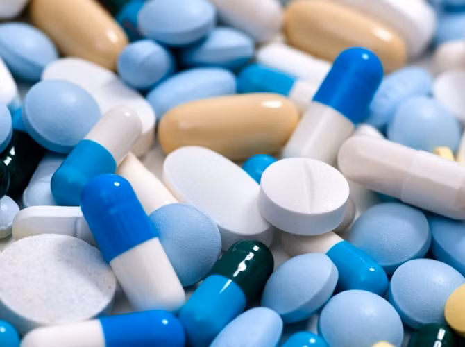 9. Benzodiazepines: Benzodiazepines được sử dụng để điều trị chứng mất ngủ, lo âu, hoảng loạn, rối loạn ám ảnh cưỡng chế...và rất rễ bị lạm dụng. Thuốc này có thể được uống dưới dạng viên hoặc lạm dụng bằng cách tiêm vào tĩnh mạch hoặc thậm chí hít qua đường mũi.