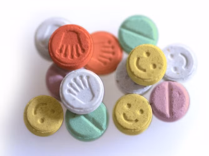 5. Ecstasy: “Thuốc lắc” - tên đường phố của Ecstasy - là chất ma túy tổng hợp MDMA (methylene dioxy methamphetamine) làm cho tế bào thần kinh bị kích thích không ngừng, gây nghiện. Ecstasy là loại thuốc truy cập nhiều nhất trên mạng “đen” trong năm 2014.