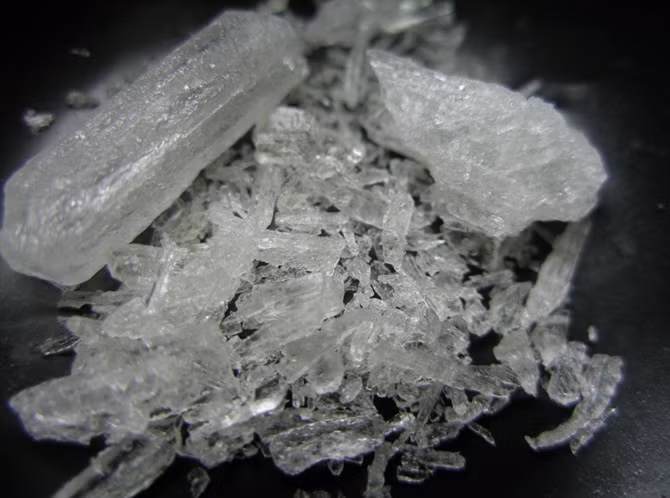 4. Methamphetamine: Liên Hợp Quốc đã gọi loại ma túy này là "ma túy bị lạm dụng nhất trên trái đất". Những người sử dụng ma túy này đông hơn tổng số người dùng cocaine và heroin trên toàn thế giới. Người dùng Methamphetamine trở nên mất kiểm soát hành vi, suy kiệt thể chất và suy giảm khả năng tình dục.