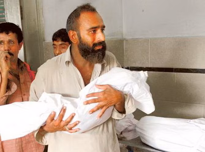 Một ông bố Pakistan ôm thi thể con trai mới 3 tuổi qua đời do nắng nóng đến nhà xác ở Karachi.