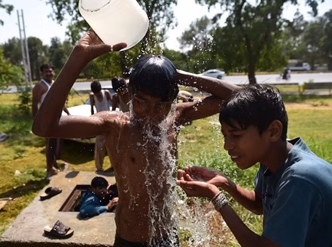 The Express Tribune cho biết tại một số nơi như huyện Sibi và Larkana (thuộc tỉnh Sindh) có thời điểm lên đến 49 độ C. Hai thiếu niên tắm tại khu công cộng ở thủ đô Islamabad, Pakistan để giải nhiệt.