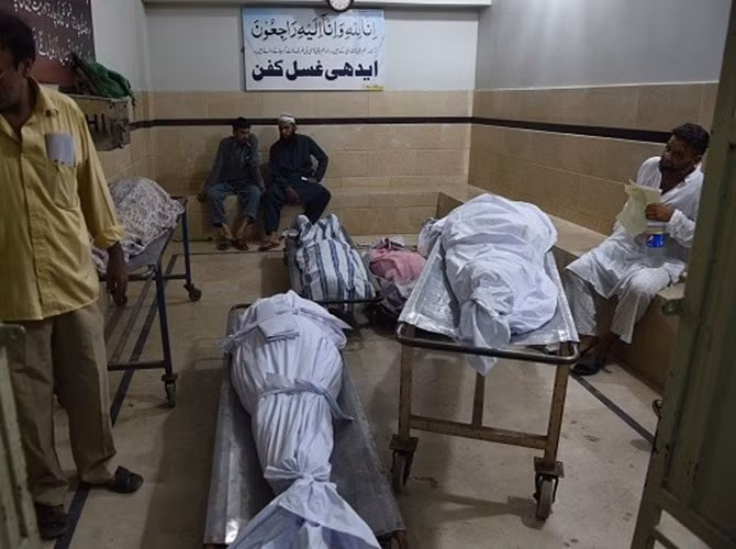 Theo giới chức Pakistan, đa số nạn nhân tử vong trong đợt thiên tai này là người già. Trong khi đó, bệnh viện tư và công đều tiếp nhận rất nhiều bệnh nhân bị mất nước hoặc huyết áp thấp trong những ngày qua.