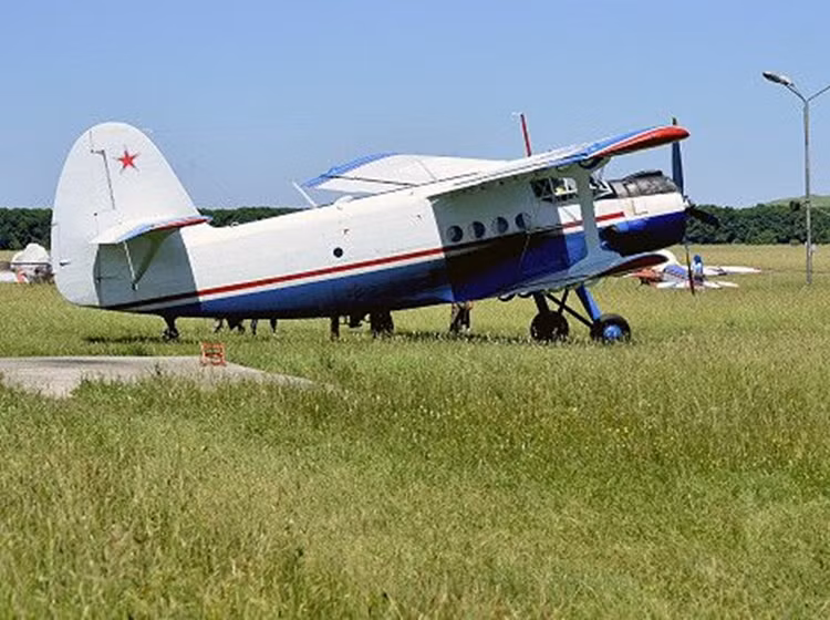 An-2 có thể cất hạ cánh trên đường băng cỏ, trên những con đường đất và hoặc một khoảng trống giữa rừng.