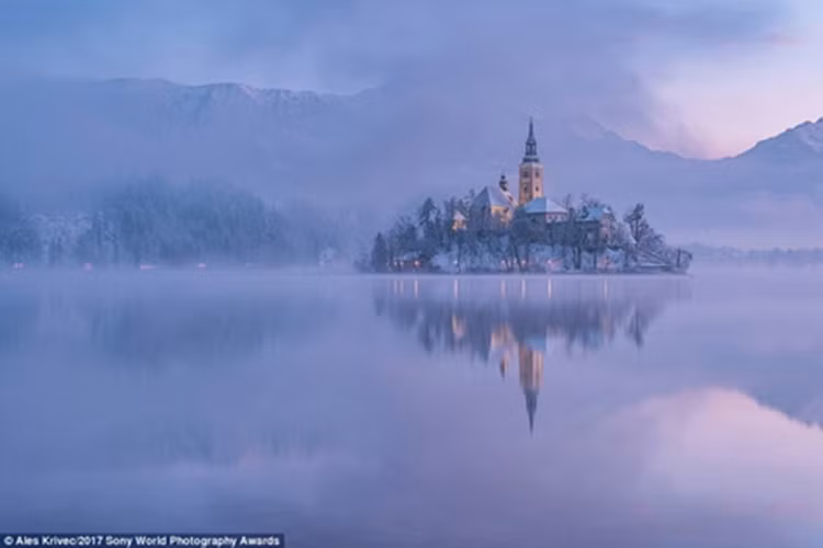 Bức ảnh "Hòn đảo huyền bí" được chụp trong một ngày đông lạnh giá, sau khi tuyết rơi. Ảnh: Daily Mail