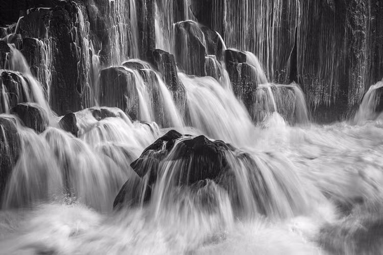 Bức ảnh "Chuyển động của nước" này được nhiếp ảnh gia Federico Rekowski chụp được ở Bombo Quarry, New South Wales, Australia. Ảnh: Daily Mail