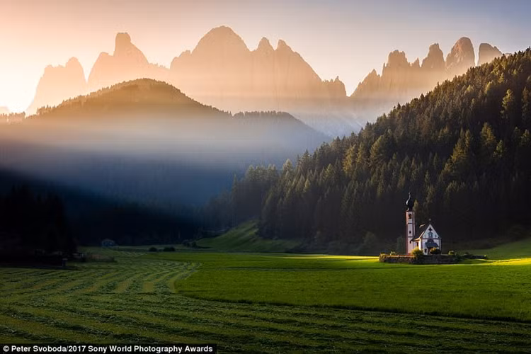 Bức ảnh "Ánh sáng trên cao" này được chụp được tại Santa Maddalena, Italy. Ảnh: Daily Mail