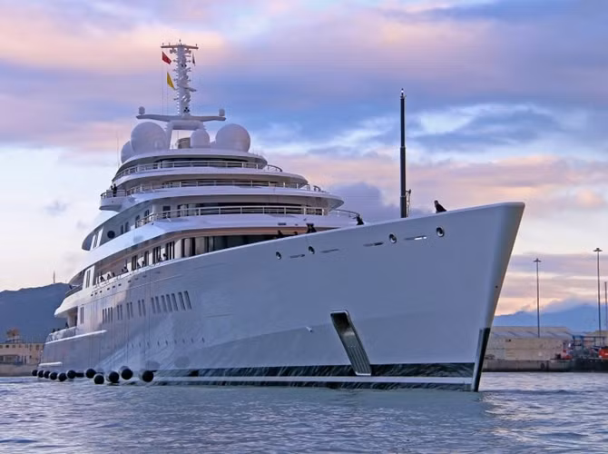 2. Azzam - 600 triệu USD Du thuyền Azzam dài 180 mét thuộc quyền sở hữu của Khalifa bin Zayed al Nahyan, Tiểu vương Abu Dhabi (tổng tài sản trị giá 18 tỷ USD). Du thuyền Azzam có hai bể bơi, hai sàn đỗ trực thăng, một hội trường, rạp chiếu phim, một tàu ngầm mini và thậm chí cả một hệ thống phòng thủ tên lửa.