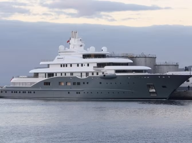 6. Radiant - $ 320 triệu Du thuyền The Radiant dài 110 mét được bán cho tỷ phú Abdulla Al Futtaim, người có tài sản ước tính 3,2 tỷ USD. Nó được trang bị súng âm có khả năng làm thủng màng nhĩ và vòi rồng có khả năng đánh chìm một chiếc thuyền cách xa 91 mét. Du thuyền này còn có một tàu cao tốc nhỏ để thoát hiểm, khi cần thiết.