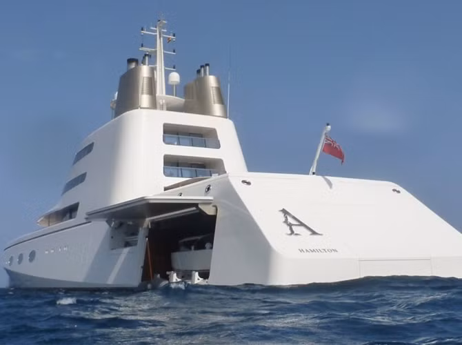 4. A - 390 triệu USD Du thuyền A thuộc sở hữu của tỷ phú người Nga Andrey Melnichenko, Chủ tịch Hội đồng quản trị của Eurochem và đồng sở hữu của Tập đoàn tài chính MDM (tổng tài sản là trị giá khoảng 11,4 tỷ USD). Du thuyền A trông như một chiếc tàu ngầm, có kính chống bom và các phòng ngủ được bảo vệ bằng máy quét dấu vân tay.