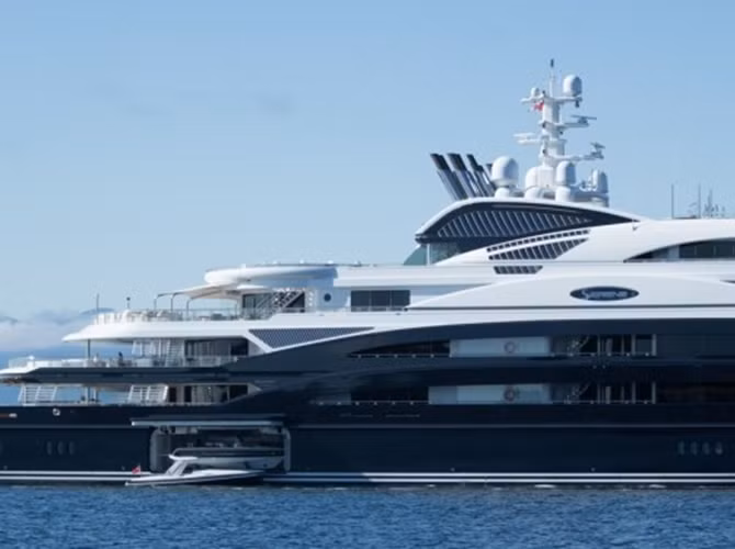 5. Serene - $ 330 triệu Du thuyền Serene dài 134 mét và thuộc quyền sở hữu của Yuri Scheffler, người sáng lập SPI Group (Nga). Yuri Scheffler, có tài sản ước tính 800 triệu USD, là một doanh nhân công khai chống đối Tổng thống Nga Vladimir Putin.