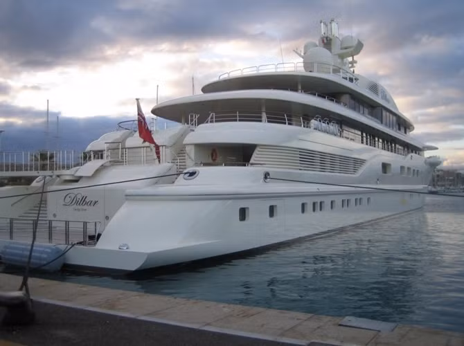 10 Dilbar - $ 263 triệu Du thuyền Dilbar dài 110 mét thuộc quyền sở hữu của tỷ phú Nga Alisher Usmanov, người sáng lập của Metalloinvest. Theo Forbes, Alisher Usmanov có tài sản ròng 13,6 tỷ USD. Trên thực tế, ông đã từng là người giàu nhất sinh ra ở Nga.