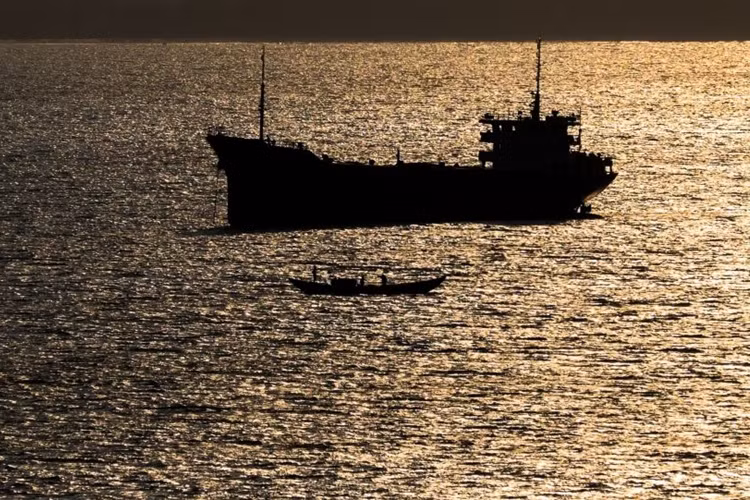 Dang sau viec Philippines manh tay voi ngu dan Viet Nam