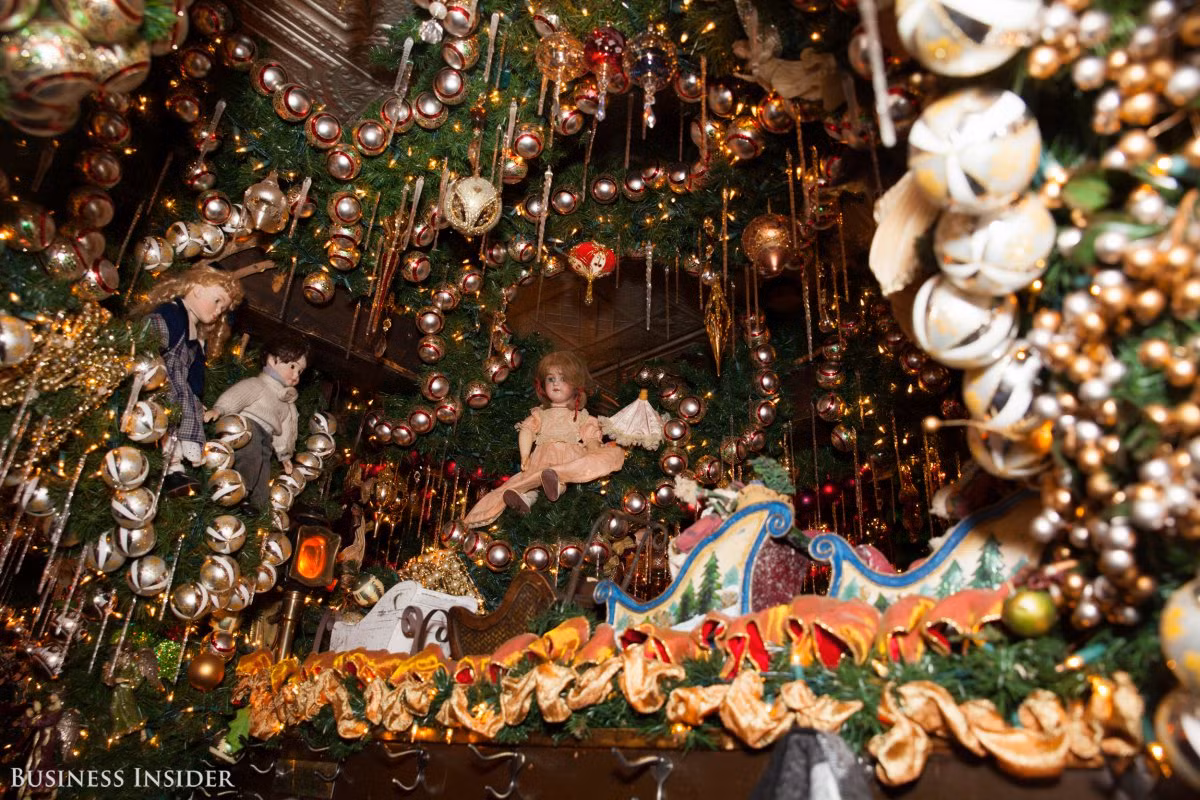 Đến ngày 1/11, công việc trang trí nhà hàng phải hoàn tất. Tại Nhà hàng Đức Rolf, mùa lễ Giáng sinh bắt đầu ngay trước Lễ Tạ Ơn.