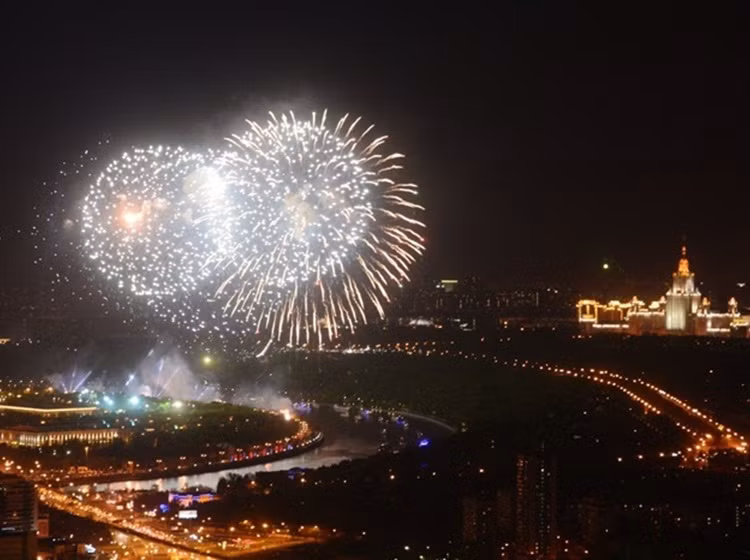 Những chùm pháo hoa khổng lồ bao trùm thành phố.