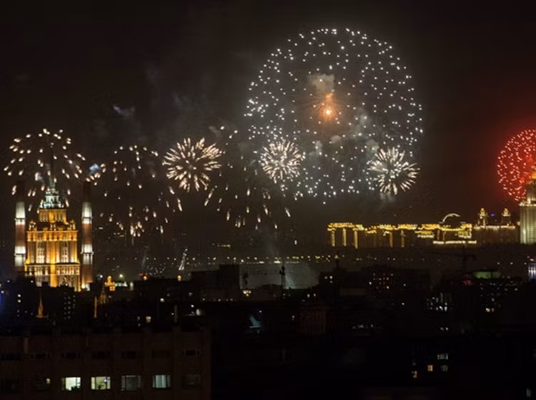 Pháo hoa rực rỡ trên bầu trời thủ đô Moscow.