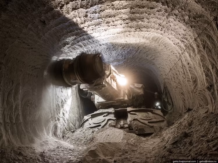 Tổng chiều dài của các đường hầm khai thác của mỏ Mirny lên tới 40km. Năm 2013, mỏ Mirny đã khai thác được 2 triệu carat kim cương.