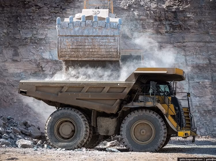 Xe vận chuyển quặng kim cương đến nhà máy tuyển lọc có trọng tải từ 40 đến 136 tấn.