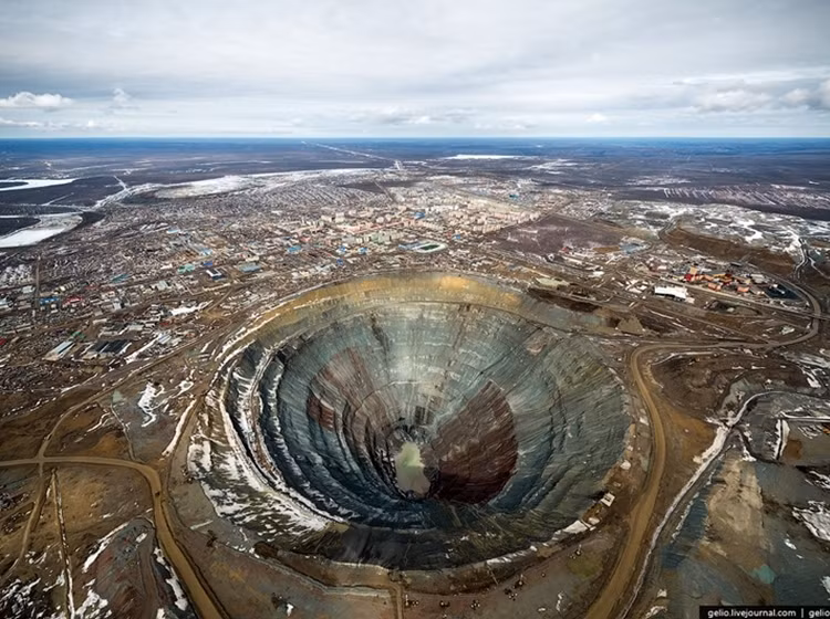 Mỏ kim cương Mirny được bắt đầu khai thác trong năm 1955. Từ năm 1957 đến năm 2001, mỏ này đã khai thác được số lượng kim cương trị giá 17 tỷ USD. Mỏ Mirny sâu tới 525m và có đường kính 1,2km.