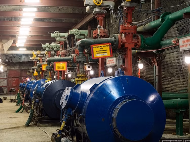 Do mỏ sâu tới 525m, nên người ta phải dùng 10 máy bơm cực mạnh có công suất từ 180 đến 400 m3/giờ để bơm hút nước ngầm.