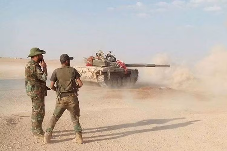 Quan doi Syria truy kich phien quan IS tu thi tran Sukhnah-Hinh-2