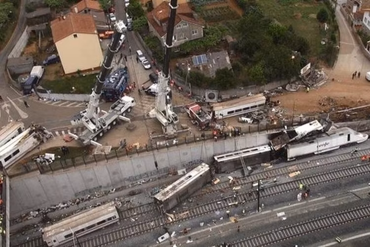 Torre del Bierzo, Tây Ban Nha: Đoàn tàu chở khách đã đâm vào đoàn tàu chở than ở Torre del Bierzo ngày 3 tháng 1 năm 1944. Một vụ hỏa hoạn đã kéo dài tới 48 tiếng đồng hồ. Do có quá nhiều hành khách “chui”, người ta ước tính số người chết trong vụ này là hơn 500 người.