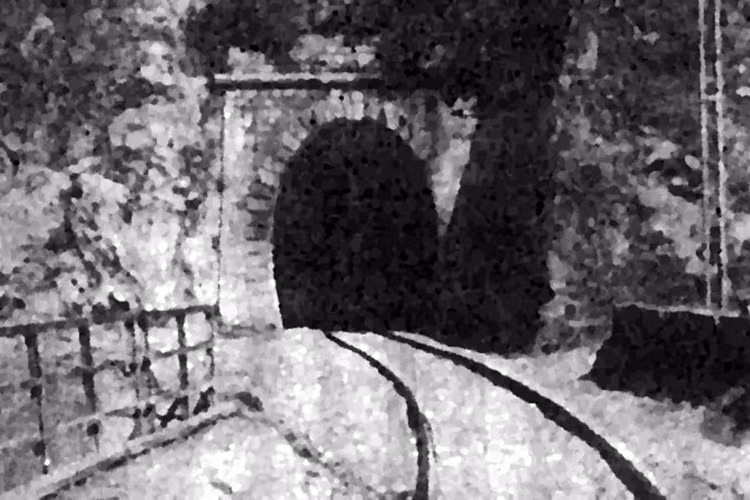 Balvano, Italy: Một đoàn tàu quá tải đã bị bốc cháy bên trong đường hầm Balvano ngày 2 tháng 3 năm 1944. Đoàn tàu này chở theo một số lượng lớn than đá. Khí CO hình thành bên trong đường hầm đã giết chết khoảng 600 hành khách và nhân viên tổ lái bị mắc kẹt bên trong.