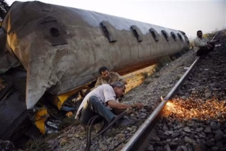 Al Ayyat, Ai Cập: Vào ngày 20 tháng 2 năm 2002, một toa chở khí đốt đã phát nổ trên một đoàn tàu ở Al Ayyat và thiêu rụi nhiều ô tô đang đi trên đường song song với đường sắt. Trong khi giới chức hữu quan nói gần 400 người bị thiệt mạng, con số tử vong thực tế cao hơn 1.000 người.