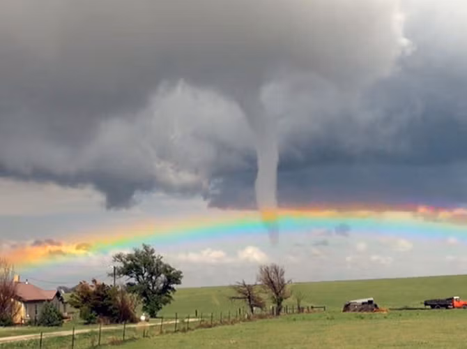 Một nhóm "săn bão" chụp được cảnh cầu vồng trong lốc xoáy tại Eads, bang Colorado, Mỹ.