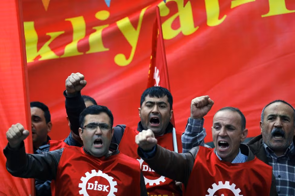 Những người biểu tình hô vang khẩu hiệu phản đối cảnh sát phong tỏa lối vào Quảng trường Taksim ở Istanbul.