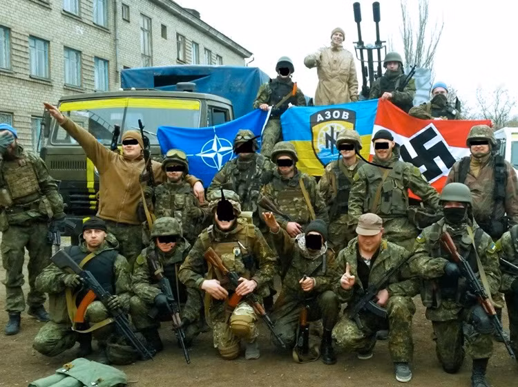 Các chiến binh Right Sector giương cờ Tiểu đoàn Azov, NATO và cả cờ của phát xít Đức.