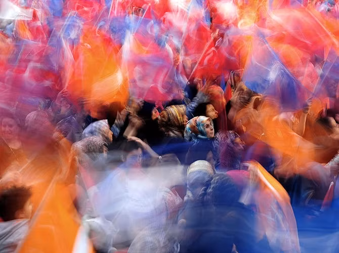 Những người ủng hộ Đảng Công lý và Phát triển (AKP) cầm quyền trong một cuộc mít tinh ở Istanbul.