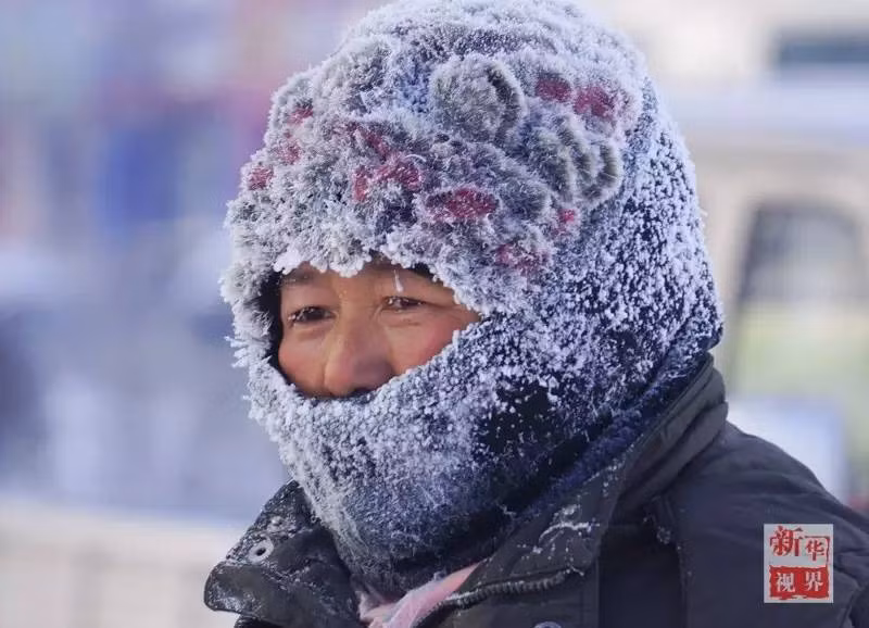 Mũ và khăn quàng của người phụ nữ này cũng bị đóng băng ngày 21/1 ở Genhe, Khu tự trị Nội Mông, Trung Quốc.