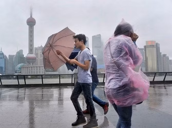 Theo Nhân dân Nhật báo, hai sân bay Quốc tế của Thượng Hải là Phố Đông và Hồng Kiều đã lần lượt hủy 500 chuyến bay và 250 chuyến bay.