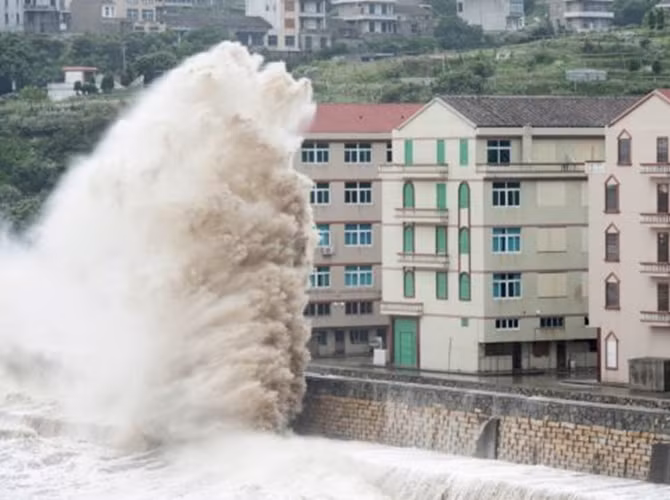 Bão Chan-hom đổ bộ tỉnh Chiết Giang, gây ra những cột sóng cao10 m.