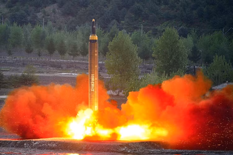 Trieu Tien doa tan cong Guam bang 4 ten lua Hwasong-12